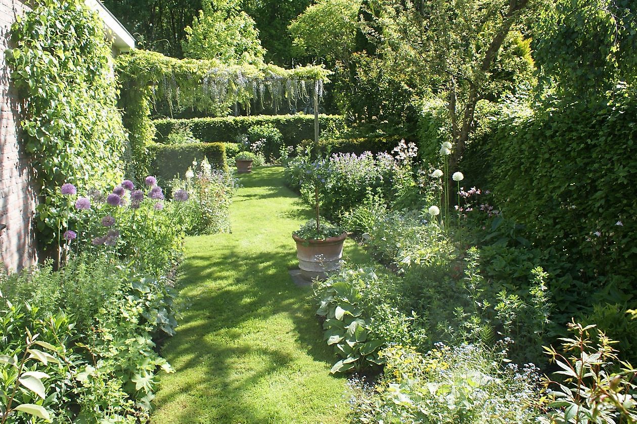 Der Eexterhof - Het Tuinpad Op / In Nachbars Garten