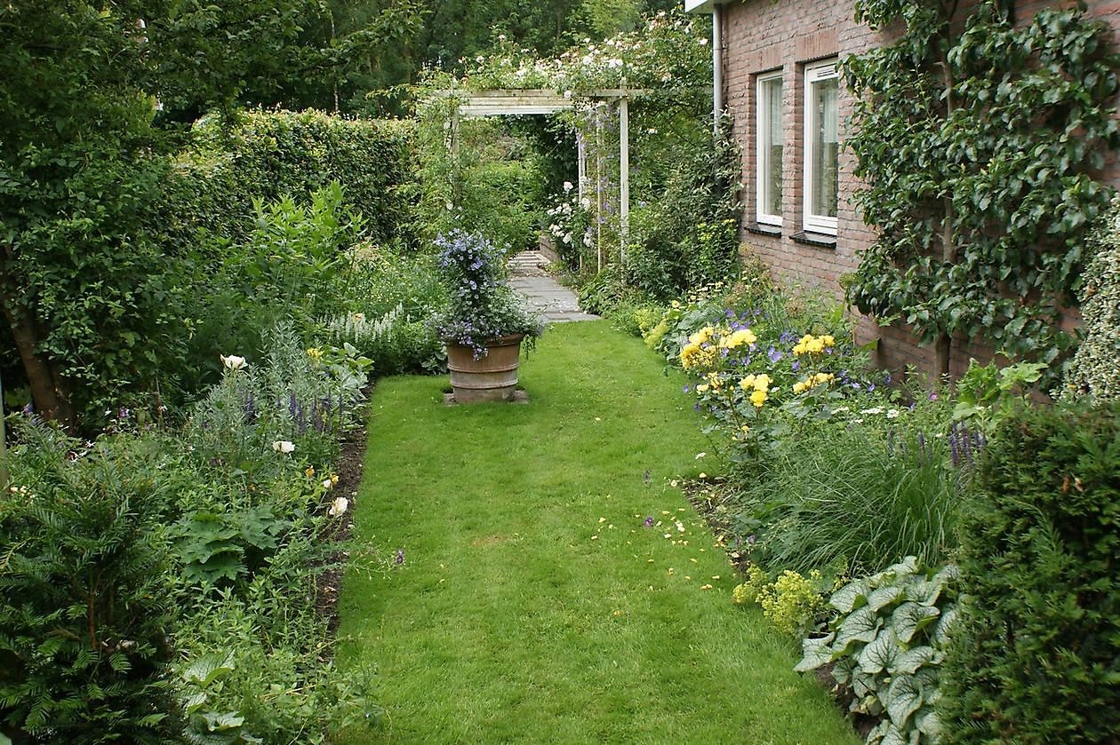 Der Eexterhof - Het Tuinpad Op / In Nachbars Garten