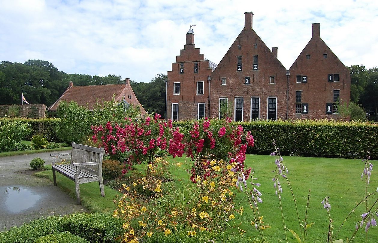 Menkemaborg - Het Tuinpad Op / In Nachbars Garten