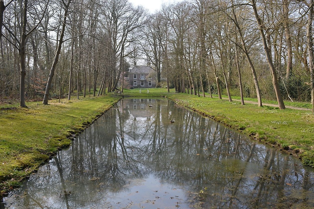 - Het Tuinpad Op / In Nachbars Garten