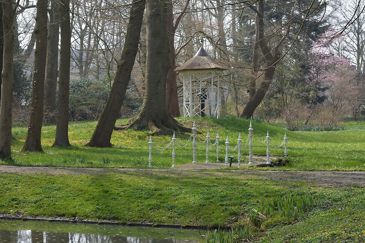  - Het Tuinpad Op / In Nachbars Garten