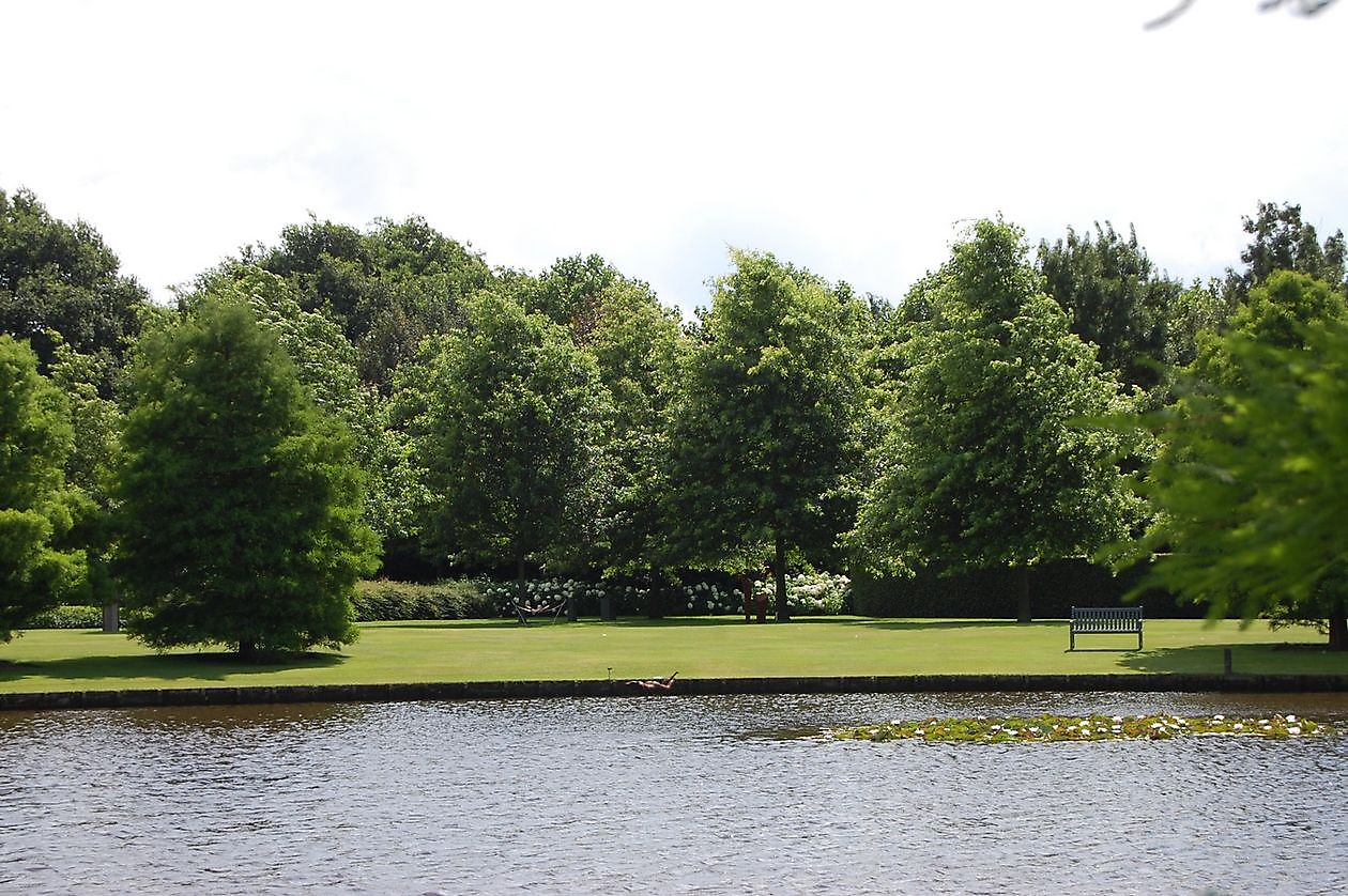  - Het Tuinpad Op / In Nachbars Garten