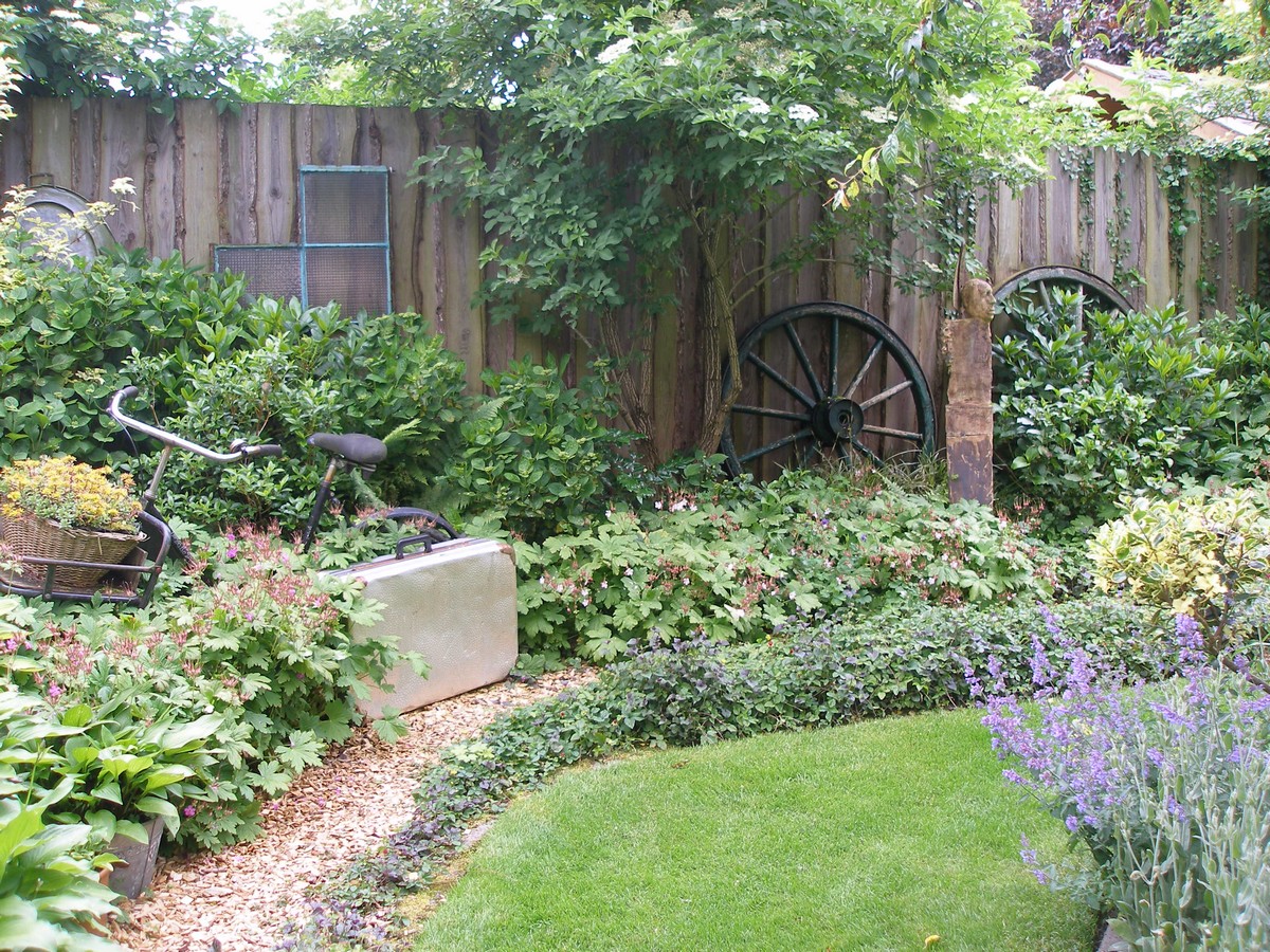 Arns Gartenidylle - Het Tuinpad Op / In Nachbars Garten