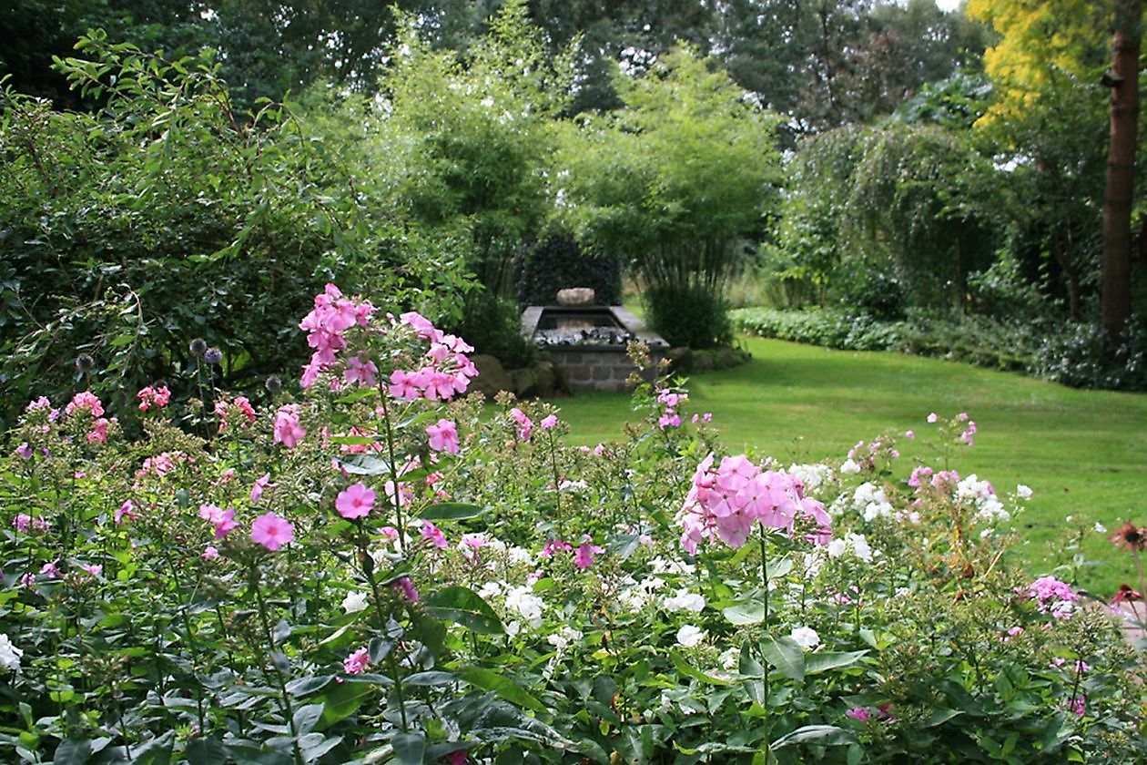Tuin van de Tijd - Garten der Zeit - Het Tuinpad Op / In Nachbars Garten