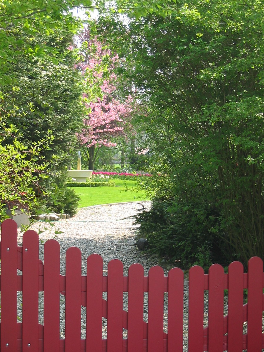 De Witte Wolk - Het Tuinpad Op / In Nachbars Garten