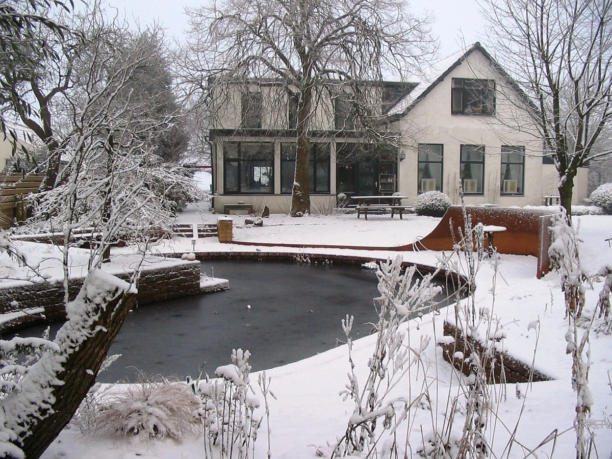 De Witte Wolk - Het Tuinpad Op / In Nachbars Garten