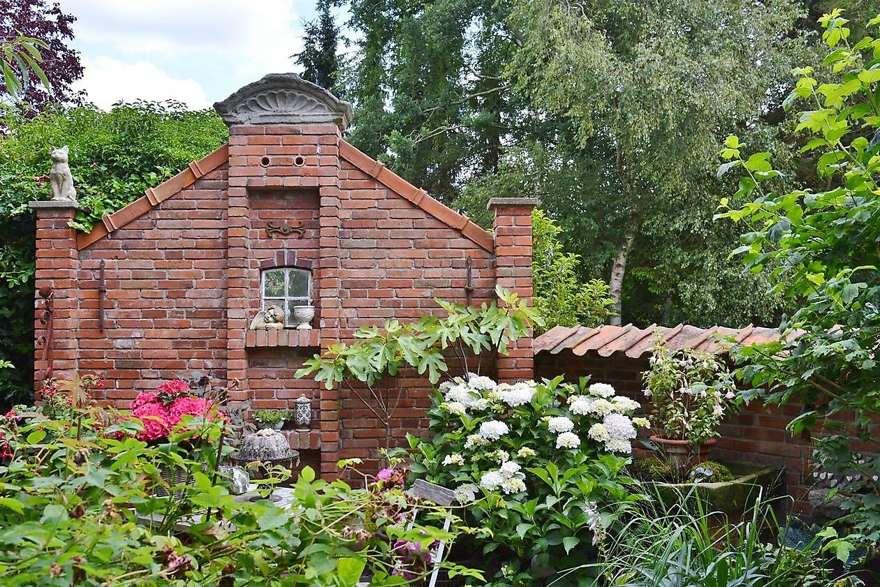 Moorjuwel - Het Tuinpad Op / In Nachbars Garten