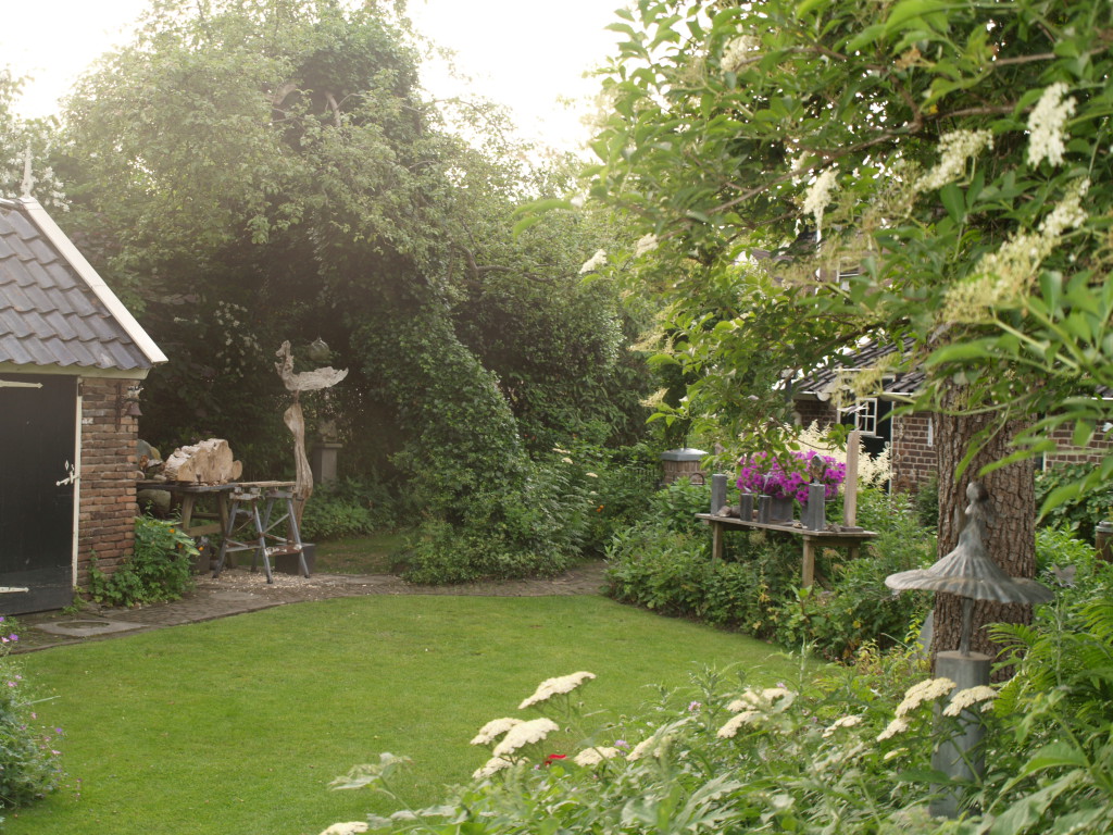 Garten und Atelier ’t Naomdhuusie - Het Tuinpad Op / In Nachbars Garten