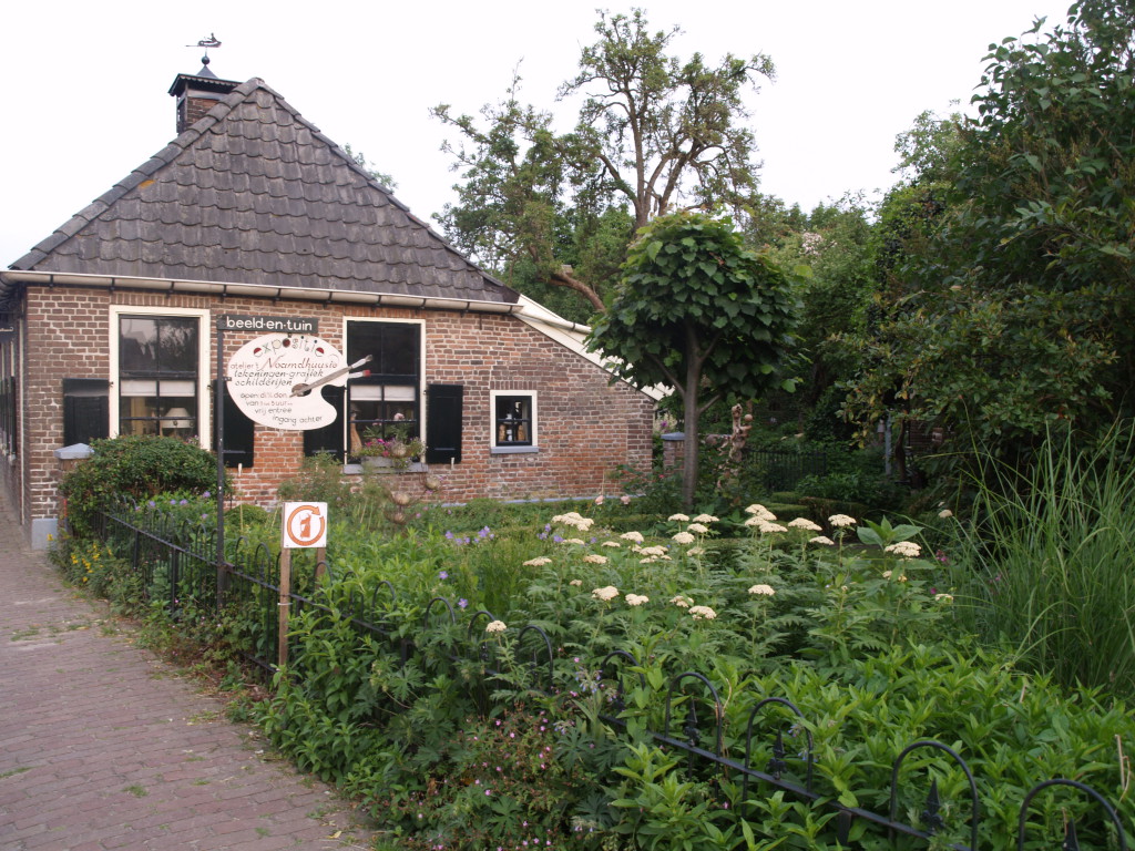 Garten und Atelier ’t Naomdhuusie - Het Tuinpad Op / In Nachbars Garten