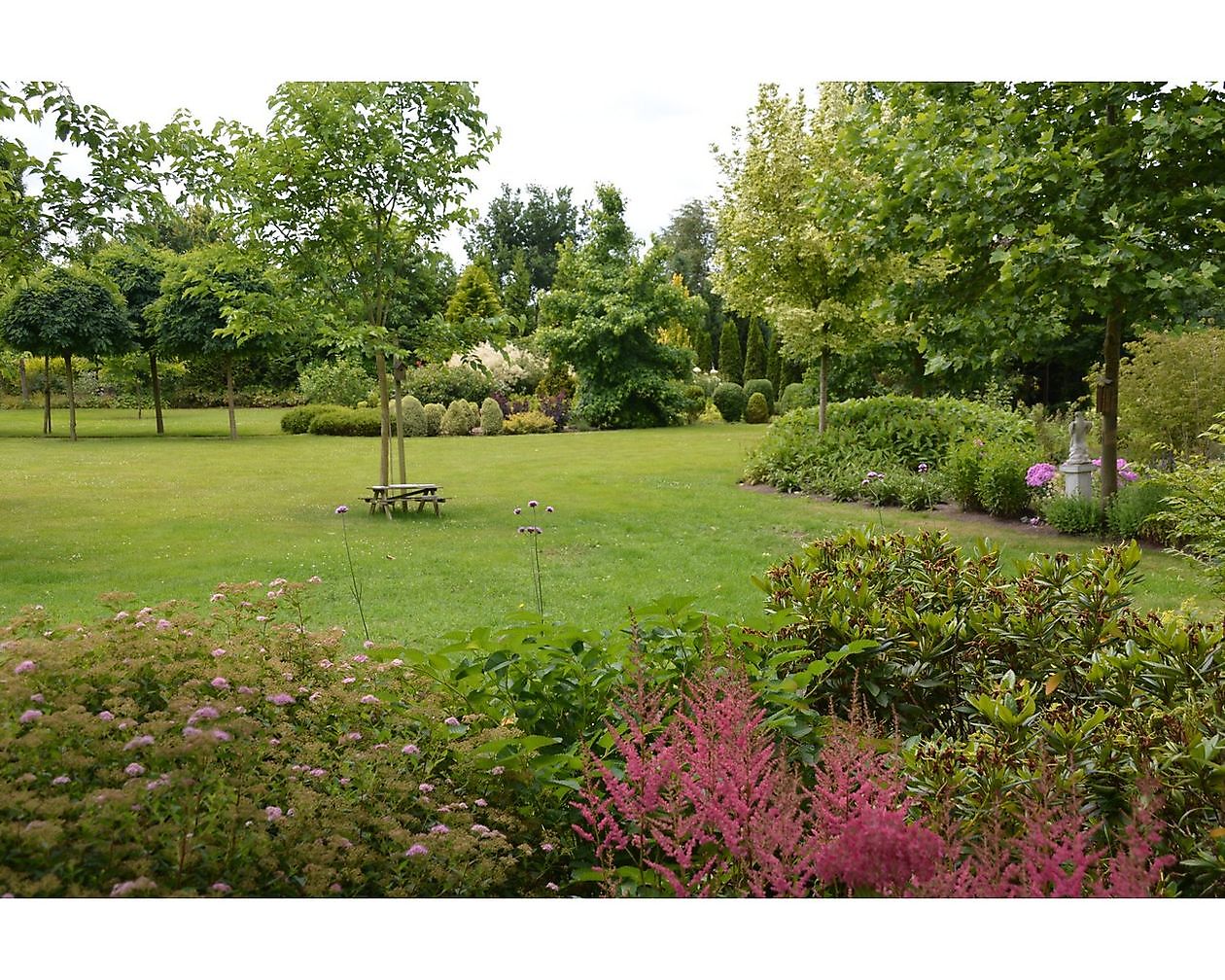 De Vier Handen  (Die vier Hände) - Het Tuinpad Op / In Nachbars Garten