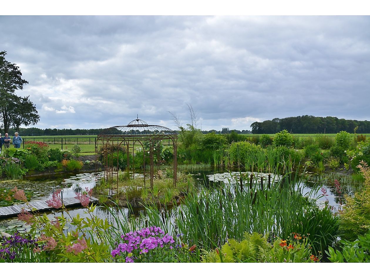 De Eendepoel - Het Tuinpad Op / In Nachbars Garten