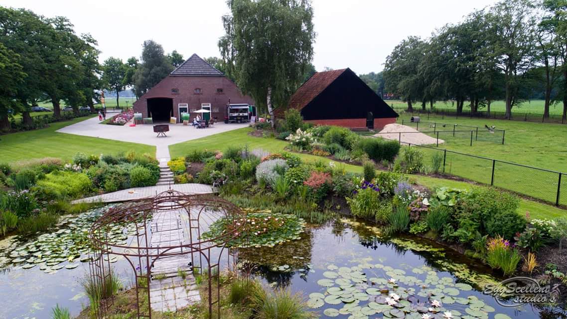 De Eendepoel - Het Tuinpad Op / In Nachbars Garten