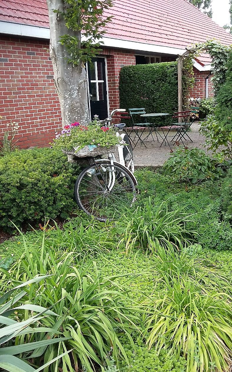  - Het Tuinpad Op / In Nachbars Garten