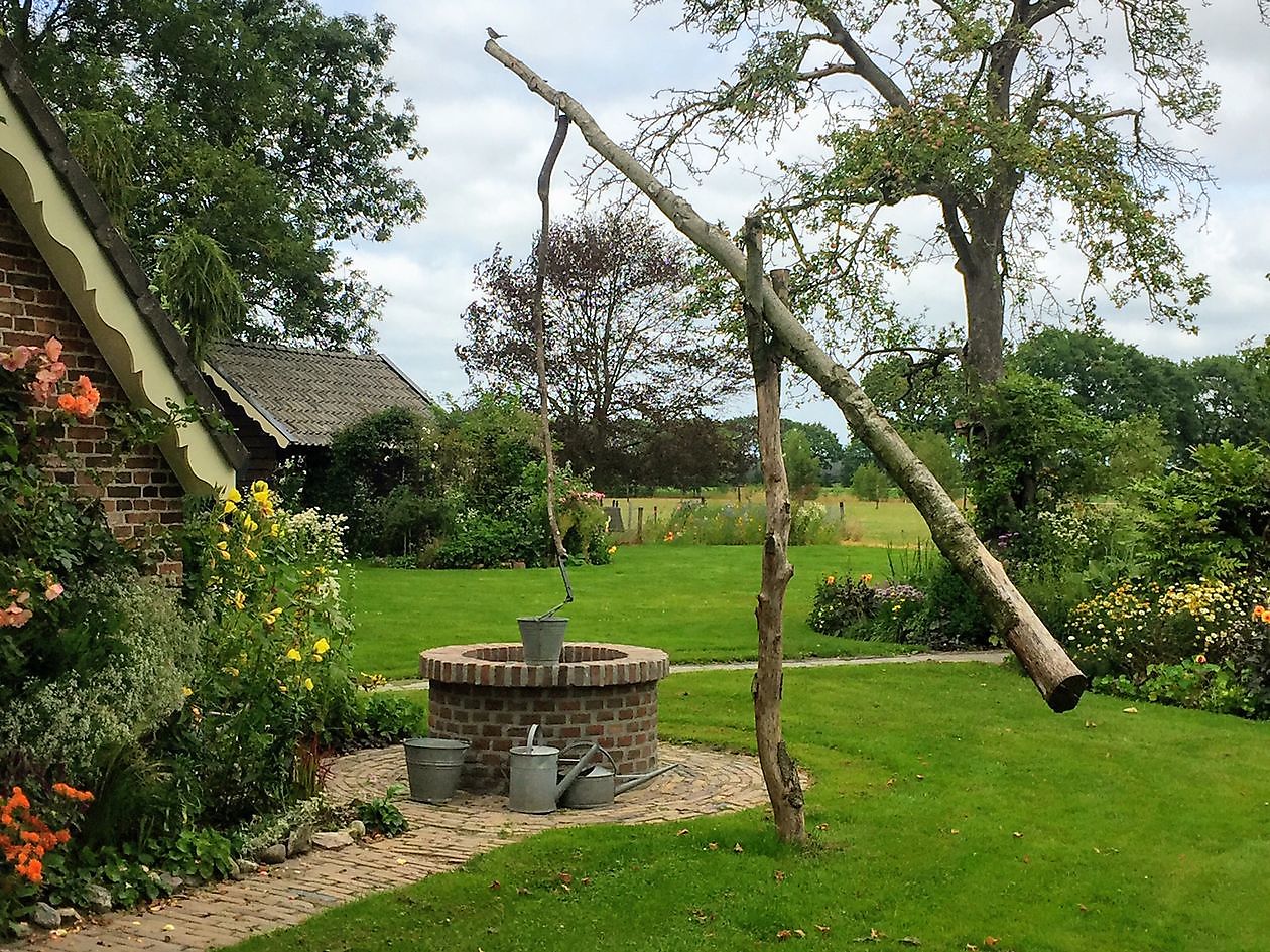 De Rode Melde - Het Tuinpad Op / In Nachbars Garten