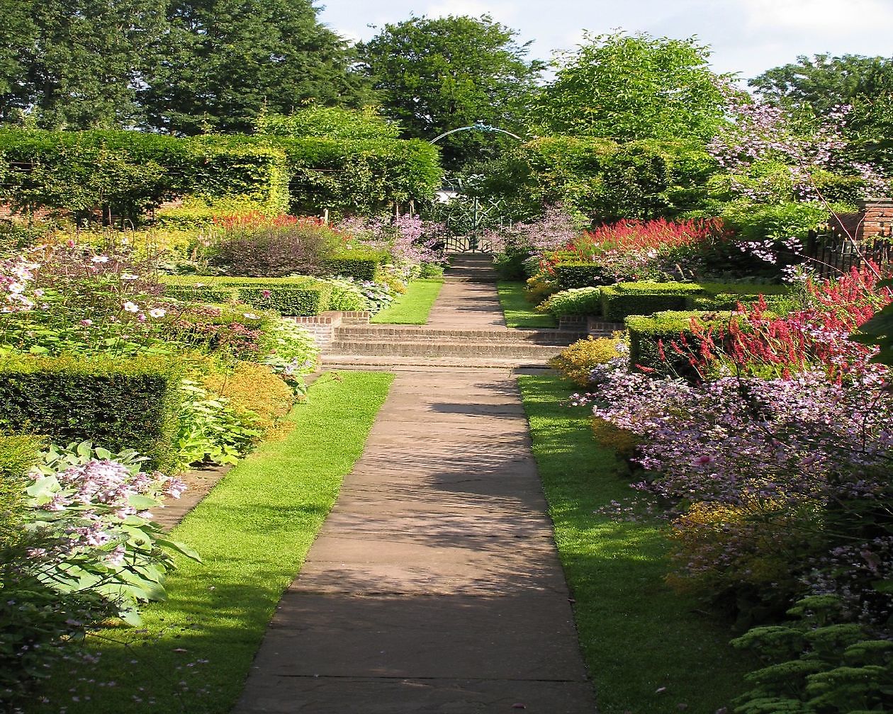 Museum Nijsinghaus: De Buitenplaats - Het Tuinpad Op / In Nachbars Garten