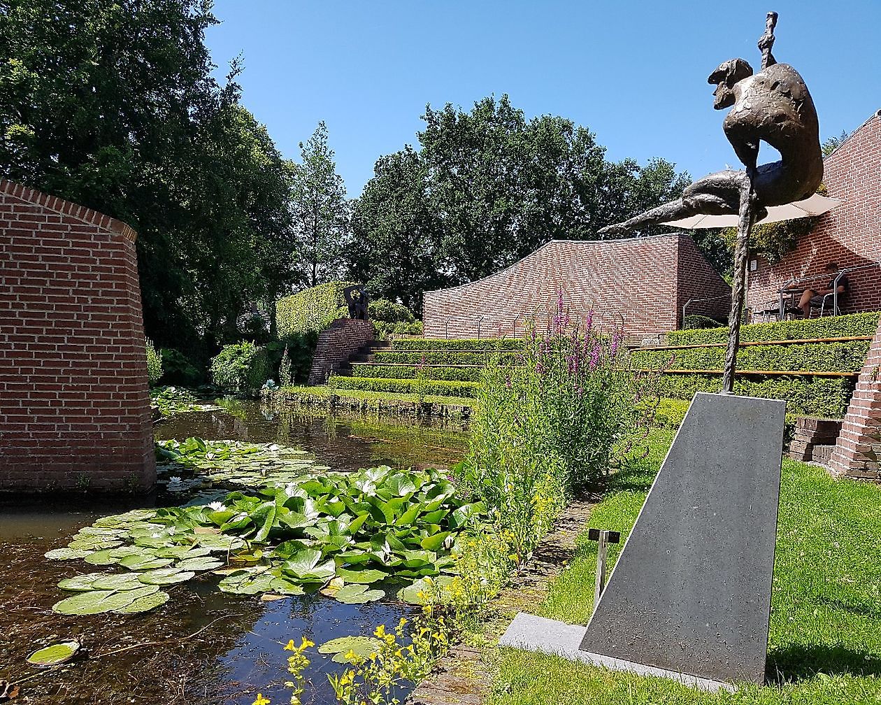 Museum Nijsinghaus: De Buitenplaats - Het Tuinpad Op / In Nachbars Garten