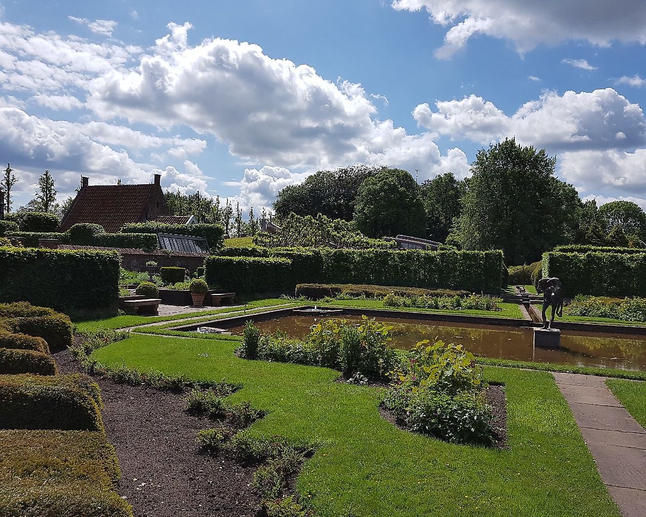 Museum Nijsinghaus: De Buitenplaats - Het Tuinpad Op / In Nachbars Garten