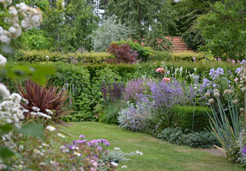 Der Eexterhof - Het Tuinpad Op / In Nachbars Garten