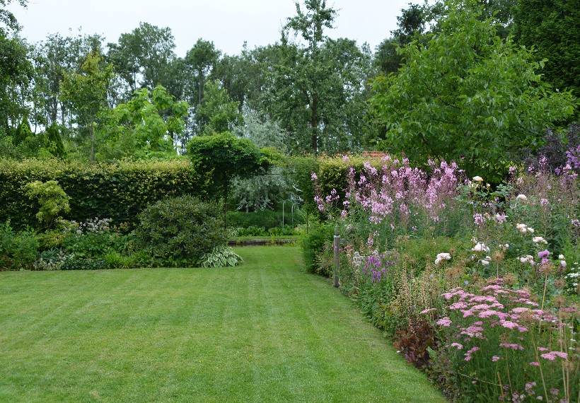 Der Eexterhof - Het Tuinpad Op / In Nachbars Garten