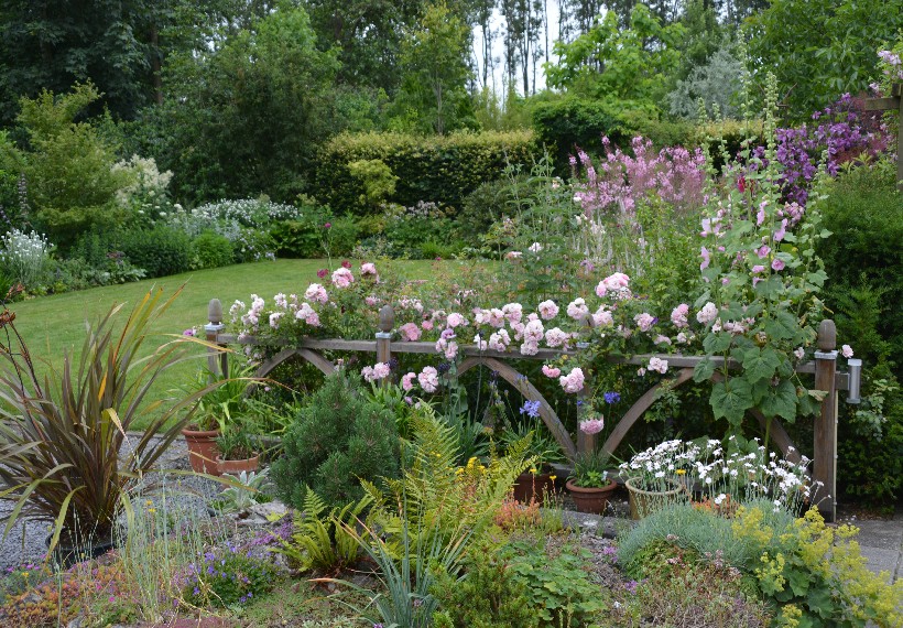 Der Eexterhof - Het Tuinpad Op / In Nachbars Garten