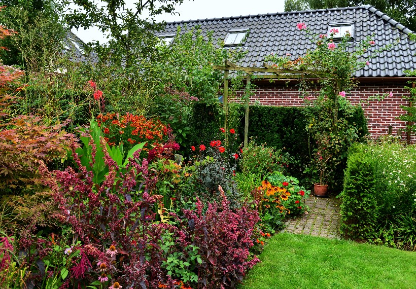 Der Eexterhof - Het Tuinpad Op / In Nachbars Garten