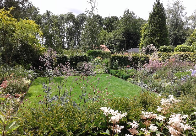 Der Eexterhof - Het Tuinpad Op / In Nachbars Garten