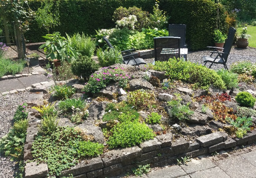 Der Eexterhof - Het Tuinpad Op / In Nachbars Garten