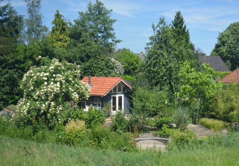 Der Eexterhof - Het Tuinpad Op / In Nachbars Garten