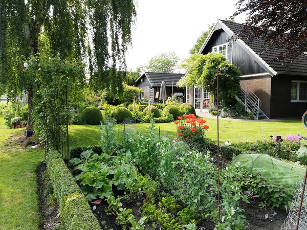 Gartentraum in Altjührden - Het Tuinpad Op / In Nachbars Garten