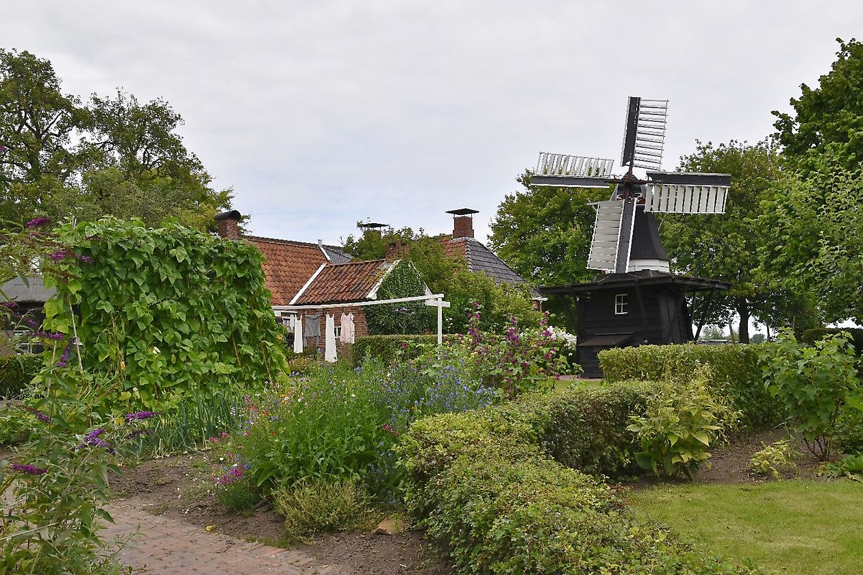 Openluchtmuseum Het Hoogeland - Het Tuinpad Op / In Nachbars Garten