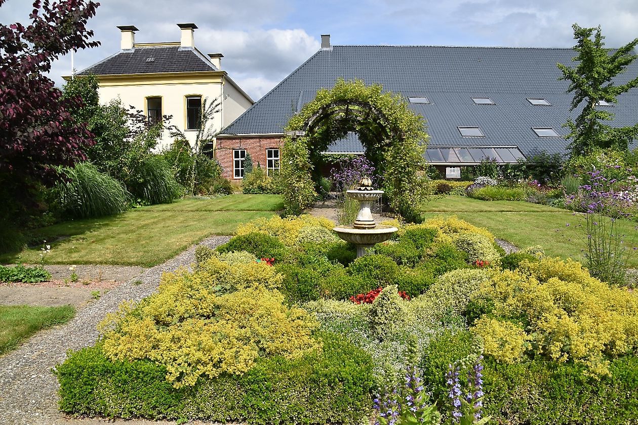 Tjassensheerd - Het Tuinpad Op / In Nachbars Garten