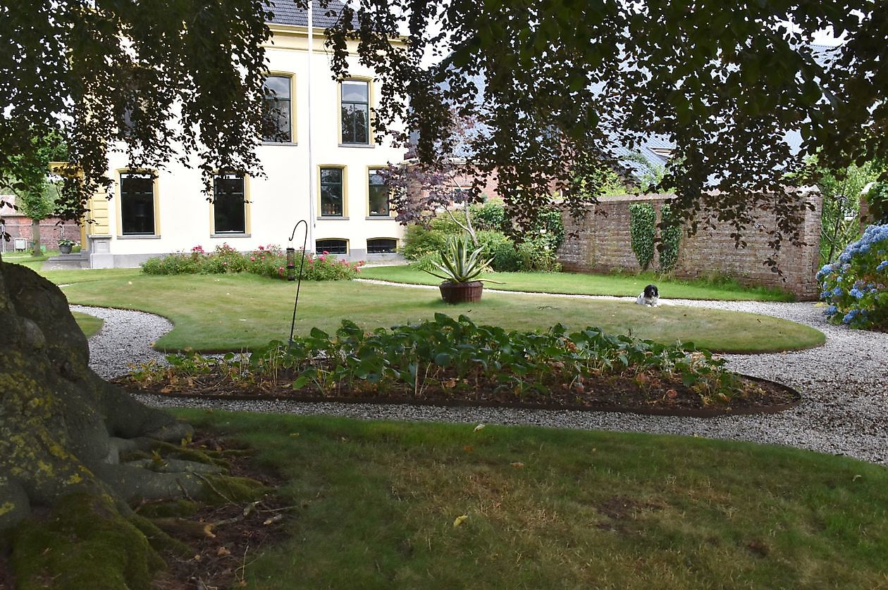 - Het Tuinpad Op / In Nachbars Garten
