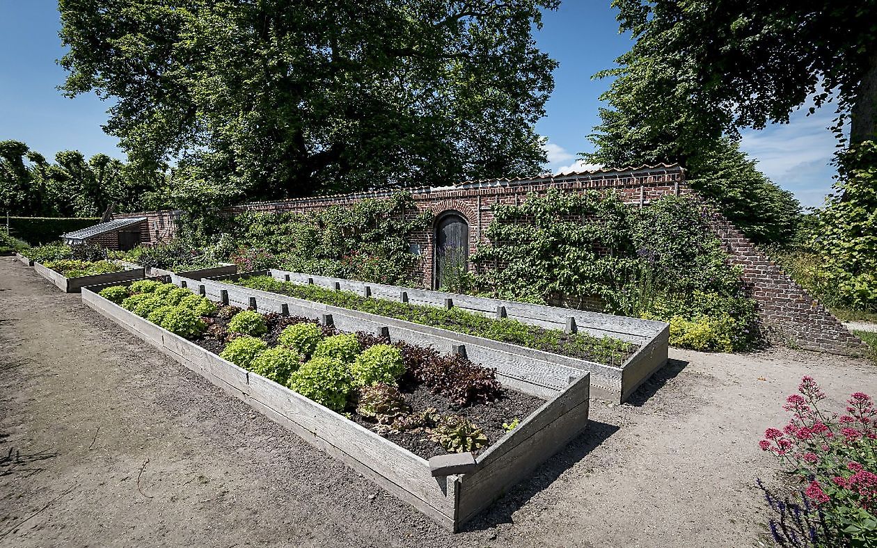 Landgoed Ewsum - Het Tuinpad Op / In Nachbars Garten