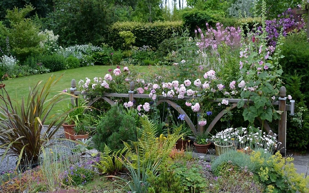 Der Eexterhof - Het Tuinpad Op / In Nachbars Garten