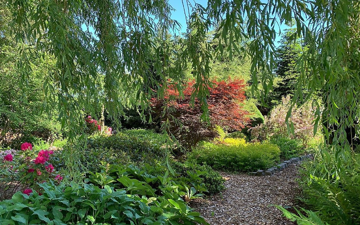 De Vier Handen  (Die vier Hände) - Het Tuinpad Op / In Nachbars Garten