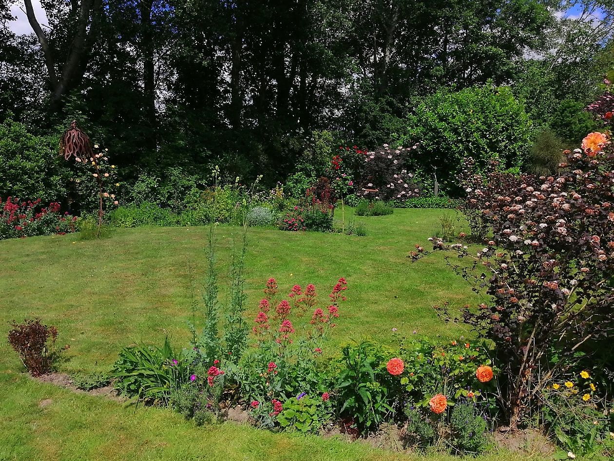 Skulpturengarten Ruigstaal - Het Tuinpad Op / In Nachbars Garten