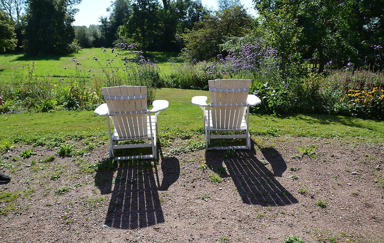 Der Bauernhofgarten - Het Tuinpad Op / In Nachbars Garten