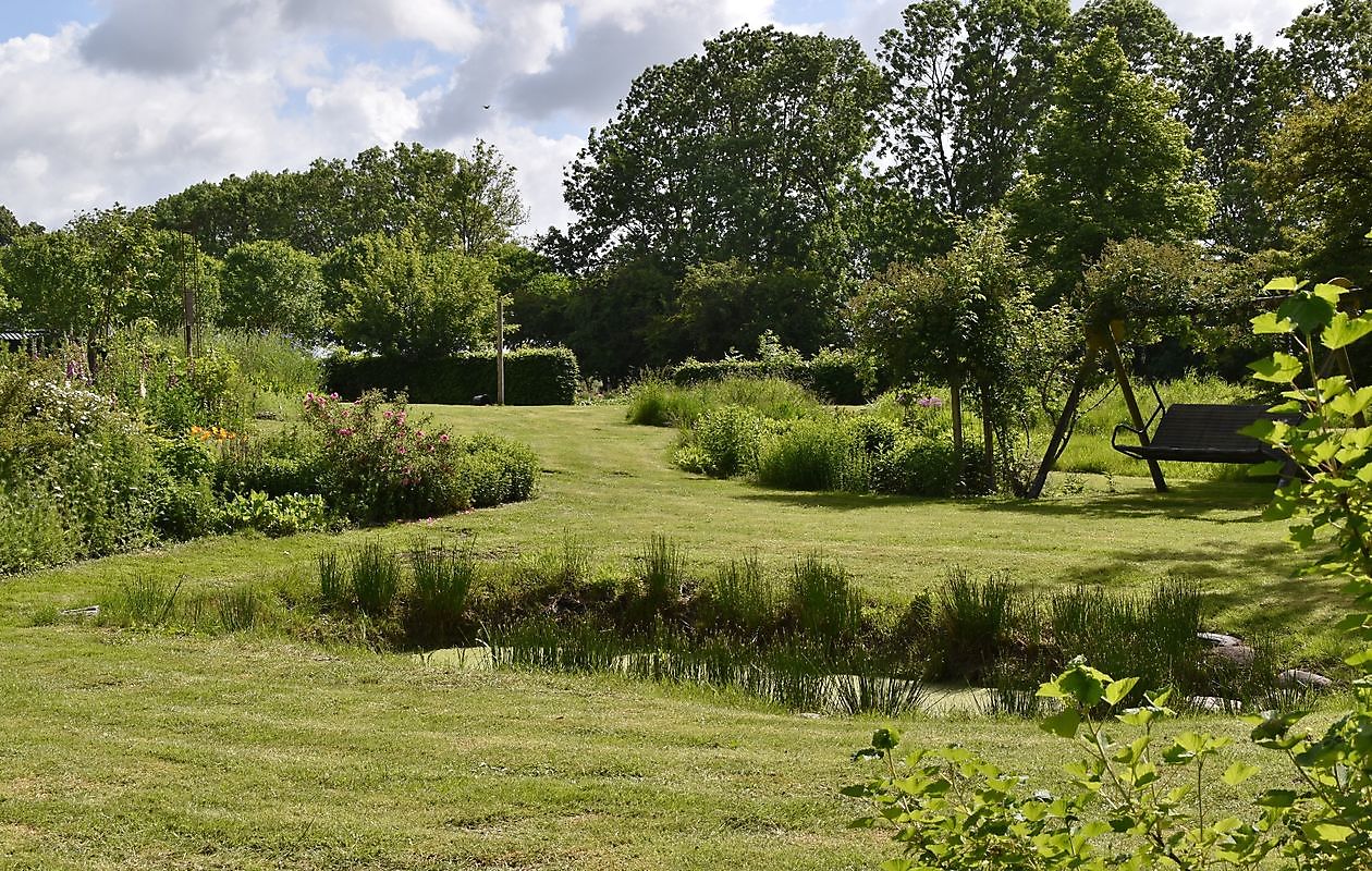 Der Bauernhofgarten - Het Tuinpad Op / In Nachbars Garten