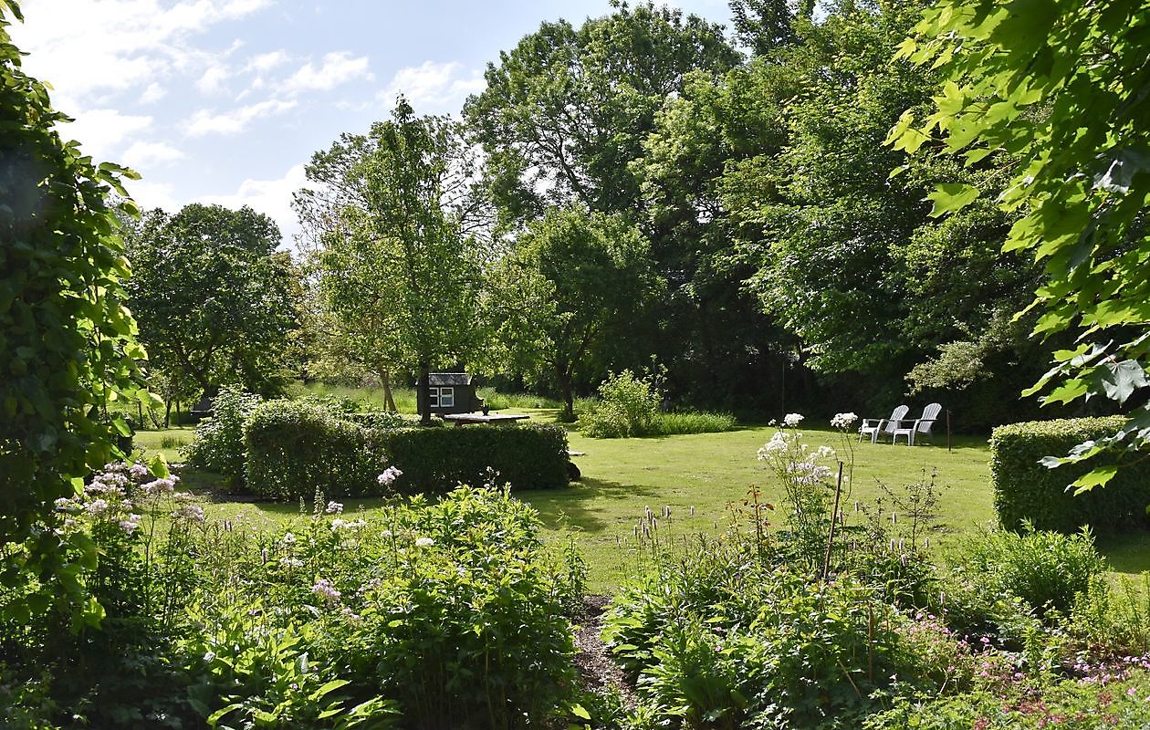 Der Bauernhofgarten - Het Tuinpad Op / In Nachbars Garten