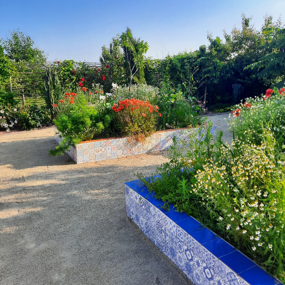 De Cleyne Hortus - Het Tuinpad Op / In Nachbars Garten