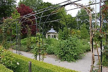 Burg Verhildersum - Het Tuinpad Op / In Nachbars Garten