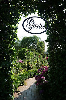 Der versteckte Garten am Jadebusen - Het Tuinpad Op / In Nachbars Garten
