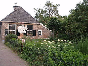 Tuin en Atelier ’t Naomdhuusie - Het Tuinpad Op / In Nachbars Garten