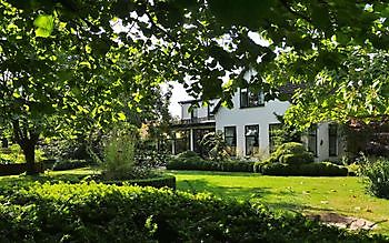 De Witte Wolk - Het Tuinpad Op / In Nachbars Garten