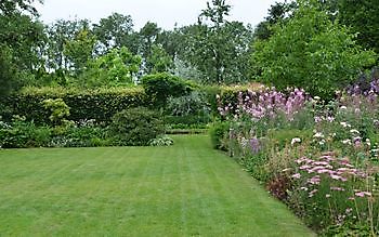 Der Eexterhof - Het Tuinpad Op / In Nachbars Garten