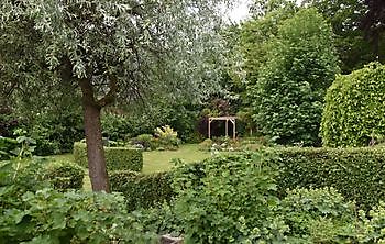 Der Bauernhofgarten - Het Tuinpad Op / In Nachbars Garten